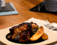 Costelinha de porco com batatas rústicas