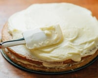 Creme fácil para recheio de bolo espalhado com uma espátula