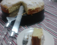 Bolo de laranja com cobertura de laranja.