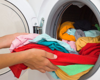 Adeus roupas desbotadas: coloque esse ingrediente de cozinha na máquina de lavar