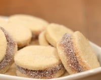 Esse biscoito casadinho caseiro com doce de leite é perfeito para o Dia das Mães: ela vai adorar a surpresa no café da manhã!