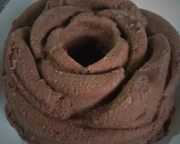 Bolo de chocolate de microondas com calda de falso brigadeiro