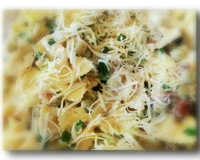 Farfalle com ervilha, bacon, alho e creme tipo fraiche