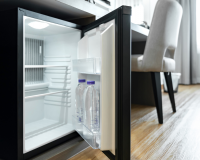 Você nunca mais vai querer deixar o seu quarto com este frigobar de luxo