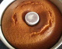 Bolo de cenoura com calda de chocolate que derrete na boca