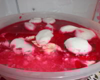 Taças de gelatina com creme e chantily