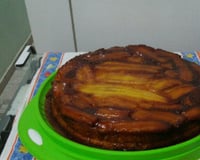 Bolo invertido de banana caramelada de liquidificador