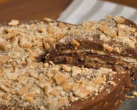 Juntei palha italiana com creme de avelã e transformei o doce clássico em uma torta tamanho família que hipnotiza só de olhar