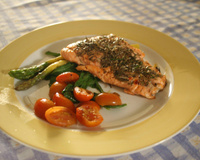 Salmão com Aspargos, Rúcula e Tomates cereja