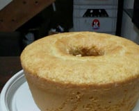 Bolo simples de coco com cobertura de chocolate (muito fácil)