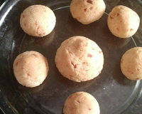 Pão de queijo mineiro cascudo e macio por dentro