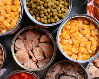 Essa é a única coisa que você precisa saber para comprar alimentos em lata saudáveis (sim, eles existem!)