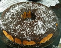 Bolo de milho com calda de chocolate