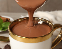 Descobri uma receita de chocolate quente gourmet que parece de cafeteria chique (cremoso, intenso e bonito!)