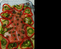 Salmão com tomate seco e alcaparras