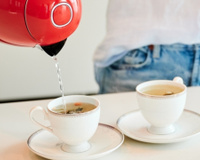 Café, chá ou chimarrão? Chaleira digital acerta a temperatura ideal para cada preparo e está com 46% de desconto