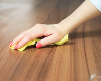 Como tirar mancha da mesa de madeira: 3 truques simples
