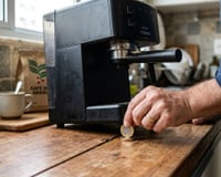 Colocar moedas embaixo do micro-ondas ou da cafeteira: TudoGostoso explica para que serve esse truque