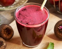 Por que é recomendado fazer suco de beterraba com água de coco? Além de potencializar a hidratação, essa combinação também oferece outros benefícios para a saúde