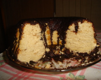 Bolo branco com calda de chocolate sem ovo