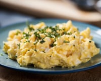 Ovos mexidos cremosos e com um toque extra de proteína: a dica do TudoGostoso é adicionar esse ingrediente que você já deve ter em casa