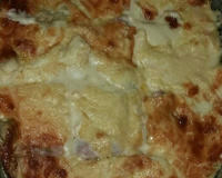 Lasanha de queijo e presunto ao molho branco