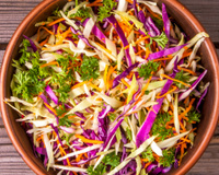 Alface roxa barata? Aprenda como fazer uma deliciosa salada diferente para variar o cardápio