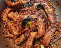 Polvo ao alho e óleo