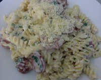 Macarrão com linguiça calabresa e creme de leite