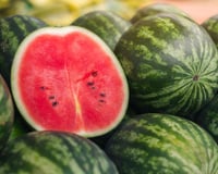 Guia prático do TudoGostoso para escolher a melancia mais doce do mercado: o segredo está nestes detalhes
