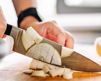 Poucas pessoas sabem: o jeito que você corta a cebola muda o sabor, a textura e impacta na sua receita