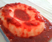 Flan de coco com calda de morango