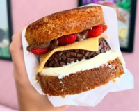 O hambúrguer mais gostoso que você verá hoje é de bolo, recheado com brigadeiro e feito pelo TudoGostoso