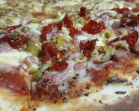 Massa de pizza com borda recheada