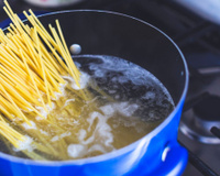 Cozinhar macarrão sem ferver água é a nova tendência, mas será que funciona?