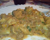 Capeletti ao molho de carne e rúcula