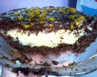 Bolo de chocolate com recheio de maracujá