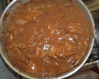 Falso molho madeira com pernil fatiado