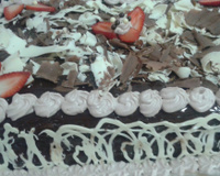 Bolo recheado de chocolate e cobertura ganache