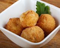 Bolinhas de batata com queijo: receita fácil para um petisco crocante, queijudo e irresistível