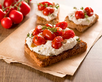 Tostada de Pasta de Ricotta com Tomatinho Confitado