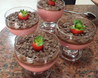 Mousse de morango com cobertura de chocolate
