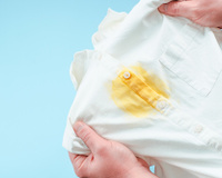 Mistura caseira poderosa que salva suas roupas das manchas de água sanitária