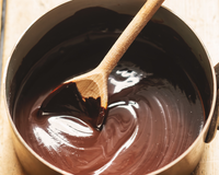 Ganache de chocolate cremosa na panela com uma colher