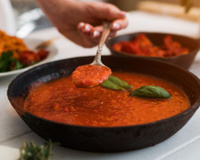 Este é o segredo de chef que deixa o molho de tomate muuuuuito mais gostoso!