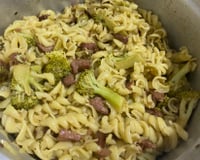 Macarrão com brócolis, linguiça e bacon