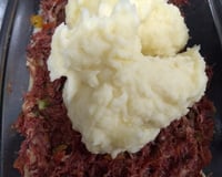 Escondidinho de carne seca com purê de batatas