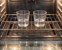 Para que serve deixar dois copos no forno durante a noite? TudoGostoso explica como funciona o truque e como usá-lo corretamente