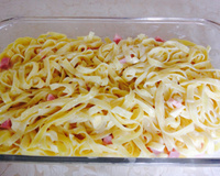 Macarrão ao molho branco com presunto e queijo