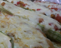 Abobrinha recheada com tomate e queijo